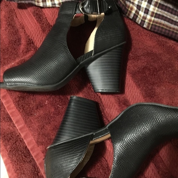 Size 7 1/2 - Picture 9 of 12